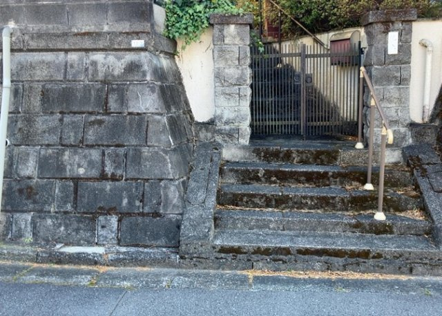 土地の面積＝住宅面積ではありません。建ぺい率の問題などで、土地のある場所によって住宅を建てられる面積は限られています。高さもしかり、「土地」という言葉の中には、建築条件も含まれると考えておきましょう。