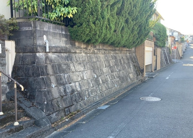 家を建てる場合、方位は要チェックです。現実的に日当たりのよい家ならばリビングは南側、建築基準法でも北側に当たる家への配慮は求められています。土地を見学に行く際は、方位磁針を持って行くようにしましょう。