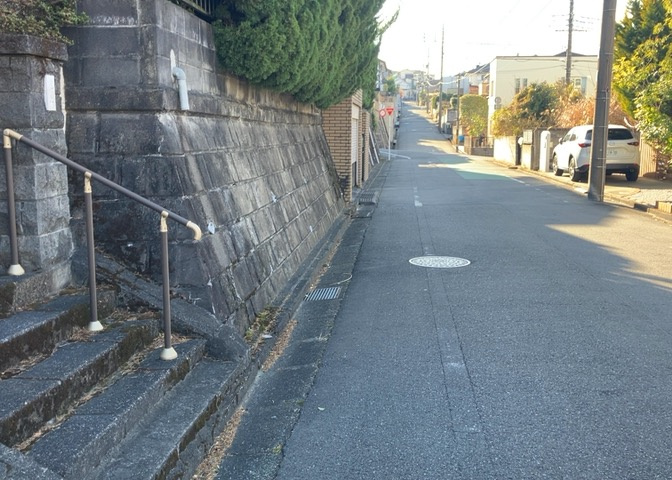 土地を買う際、住む地域の自治体や福祉の補助制度にも注目してみましょう。子供や老人の医療補助やゴミ出しのルールなど、自治体によってルールに大きな違いがあるため、暮らしやすい土地で判断するとよいでしょう。