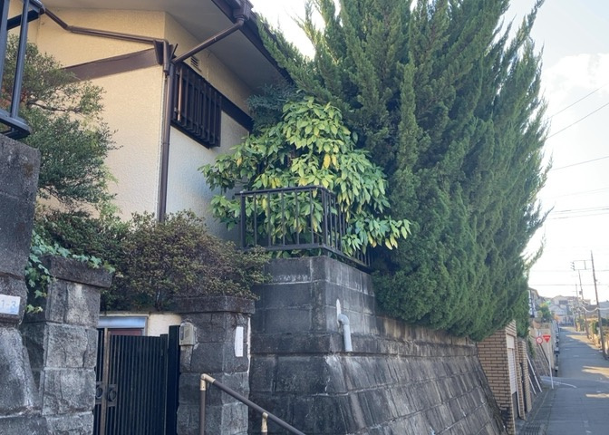 土地の前の道路に消火栓が設置されていることがあります。この場合、道路交通法第45条第1項により、駐車禁止の場所が指定されています。そのため、車庫などの駐車スペースをつくることができない場合があります。