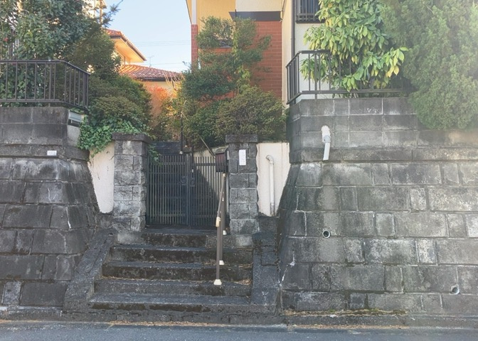 現地に行くなら、物件の周囲の地形がどうなっているかを見ることも大切です。周辺より低くなっている土地では、大雨などで水が集まりやすいため、地盤が弱くなっているということも考えられるため、注意が必要です。