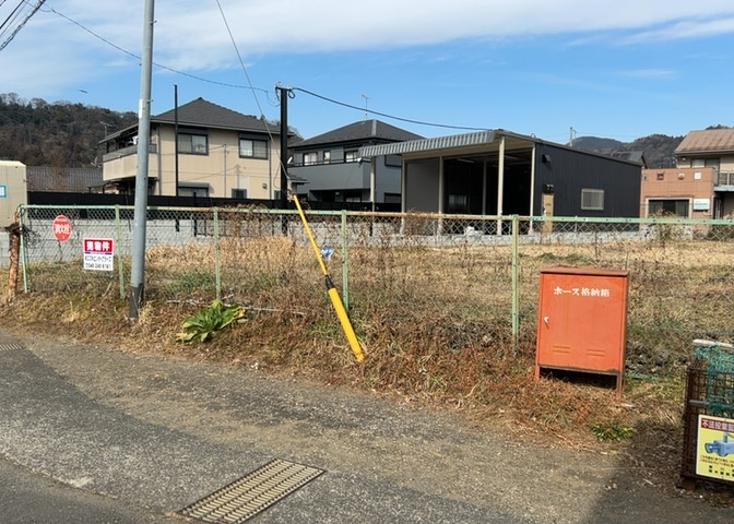 土地の面積＝住宅面積ではありません。建ぺい率の問題などで、土地のある場所によって住宅を建てられる面積は限られています。高さもしかり、「土地」という言葉の中には、建築条件も含まれると考えておきましょう。
