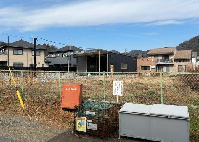 家を建てる場合、方位は要チェックです。現実的に日当たりのよい家ならばリビングは南側、建築基準法でも北側に当たる家への配慮は求められています。土地を見学に行く際は、方位磁針を持って行くようにしましょう。