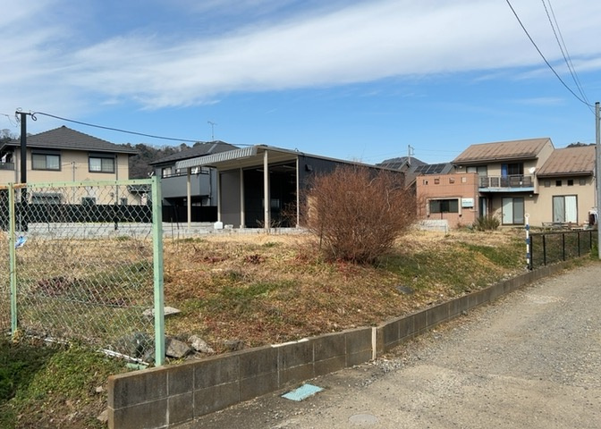 土地の前の道路に消火栓が設置されていることがあります。この場合、道路交通法第45条第1項により、駐車禁止の場所が指定されています。そのため、車庫などの駐車スペースをつくることができない場合があります。