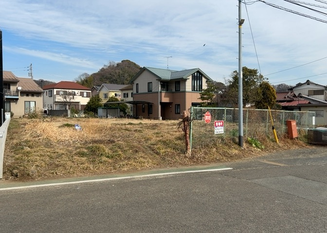 現地に行くなら、物件の周囲の地形がどうなっているかを見ることも大切です。周辺より低くなっている土地では、大雨などで水が集まりやすいため、地盤が弱くなっているということも考えられるため、注意が必要です。