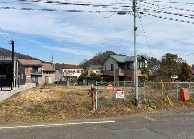 隣家の土地はどうなっているのか、生活利便施設が近くにあるのか、学校まで近いかなど、お客様のライフスタイルにあわせたイメージが重要です。また、近くにあると困る施設が近くにないかも確認するといいでしょう。