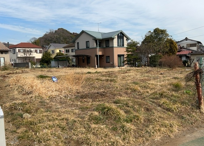 土地購入を検討されている場合、境界杭がない状態で購入してしまうと境界確定測量をする必要があり、費用がかかります。購入の前に、売主、隣土地所有者立ち合いのもと境界を確定し境界杭を設置するのがベストです。