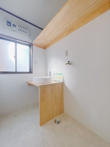 ■洗面室｜洗濯機を置いてもゆとりある広さの洗面脱衣室です♪窓があるので換気の際も楽ちんです♪