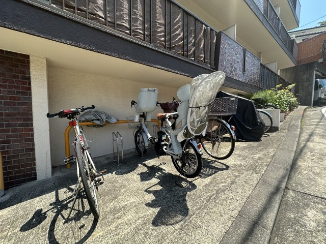 整理されたスタンド付きの使いやすい駐輪場です。