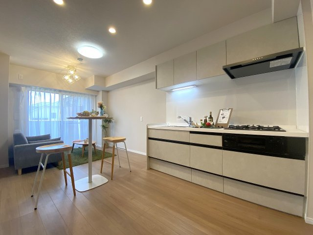 【新規交換】清潔感あふれるシステムキッチン。お掃除もしやすく、毎日の料理が楽しくなる快適な調理スペースです。