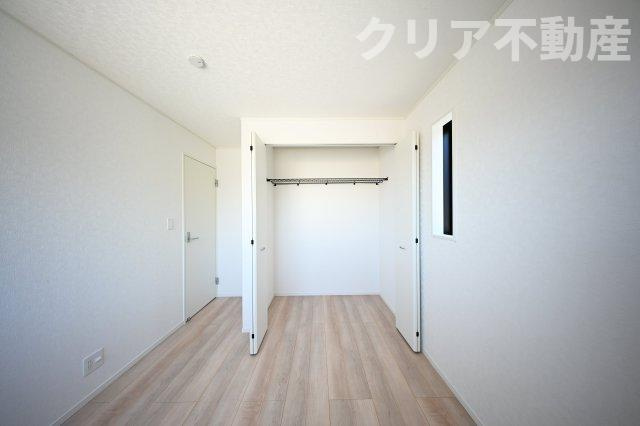 日当たりのよい寝室は大容量のクローゼット付き！