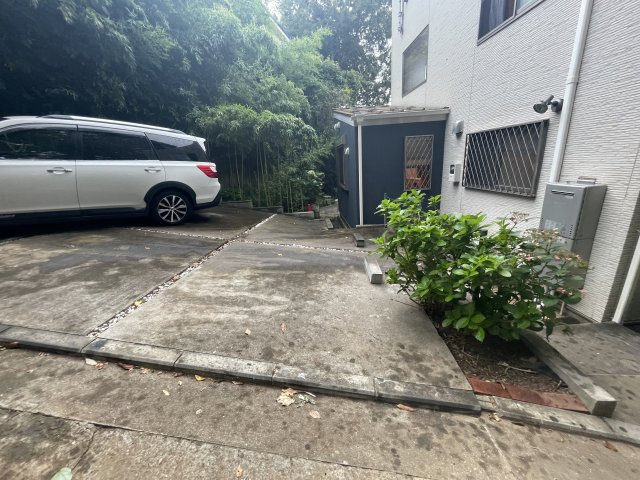 カースペースは2台分ございます。