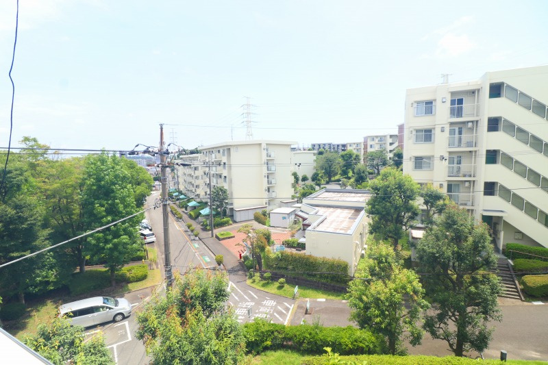 手入れの行き届いた植栽の緑が住まいに彩りを添え、バルコニーからは遠くまで見渡せる開放的な眺望と広い空が広がります。四季の移ろいを感じながら、心地よい暮らしを叶える魅力的な住環境です。
