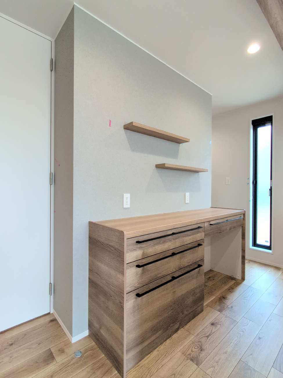 ナチュラルな色合いのカップボードにはアイアンハンドルでオシャレ感をプラス！飾り棚付きだからキッチン周りを自分らしくコーディネートできます♪