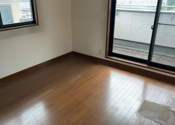 寝室でゆっくりと過ごすためにはベッド周りの適度な空間を担保することや窓の位置、照明の明るさ、寝室の広さなどを考える必要があります。自身や家族の構成とライフスタイルに併せて寝室にする部屋を選びましょう！
