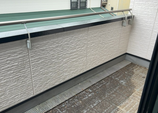 バルコニーは、室外の専用スペースのうち、「屋根がなく開放された空間」であるものを指します。ベランダより広いタイプのものが多く、日当たりもよいため家庭菜園などを楽しみたい人にとって適した環境となります。