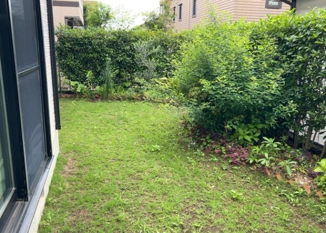 庭があることでガーデニングや家庭菜園はもちろん、こどもの遊び場やペットを放して遊ぶことができます。また、家の周囲に余裕があるということです。隣地との間があれば、十分な日当たりと、風通しが確保できます。