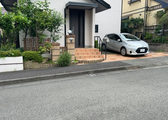 住宅用の土地では前面道路に2m以上接していなければならないと法律で定められています。しかし、お持ちの車のサイズやライフスタイルなどにより、2mでは利便が悪い場合もございますので、事前に確認しましょう。