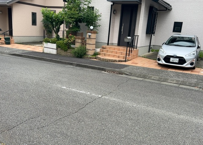 お持ちの車種によっては前面道路が広い方が便利でしょう。しかし、前面道路が広ければその分交通量が多くなるため、騒音などが気になる場合があります。実際に現地を見学し、周辺交通量や騒音などを確認しましょう！