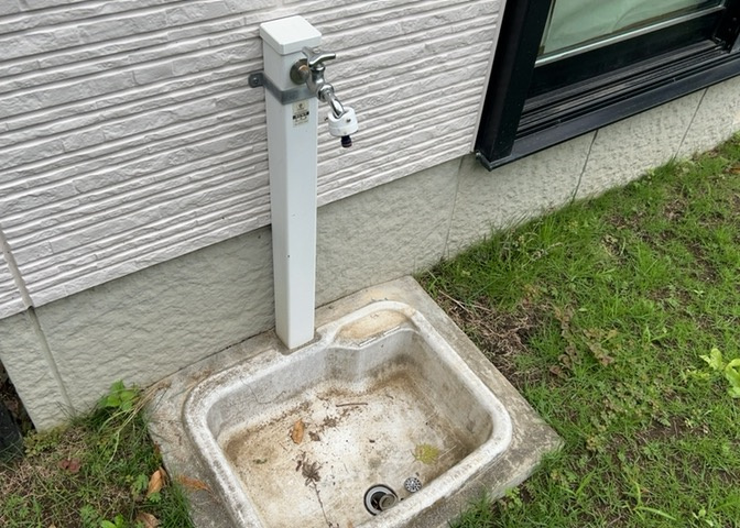 敷地内に散水栓や立水栓があると便利です。水道水を直接利用できるため、水を運ぶ手間を省くことが出来ます。大量の水を必要とする洗車作業や清掃などに役立ちます。その他設備とあわせて、現地でご確認ください。