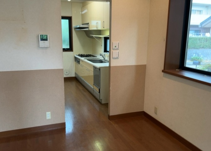DKの物件でも広く見せたい方は、ダイニングスペースを広く使えるように工夫しましょう。低めのダイニングソファを置くと、家具の圧迫感が減り、広く見せることができ、ダイニングをリビングのように使用できます！