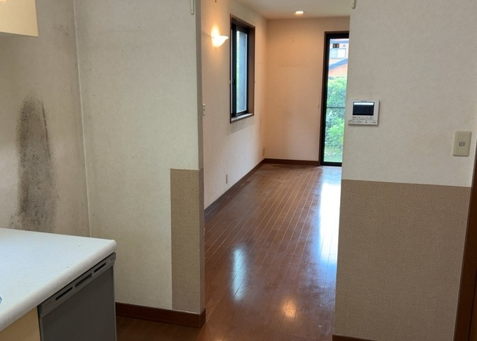ダイニングとキッチンの間を扉や壁などで仕切らず、一体化させた間取りです。キッチンカウンターがついている物件ならば、食事をキッチンカウンターで取ることで、ダイニングスペースをリビングとして使用できます。