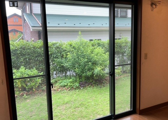 サッシは、ガラス窓に使用される金属製の窓枠です。一般的に住宅建築では、金属製建具工事の段階でガラス類・玄関などと同時に設置されます。種類や構造により断熱性能や遮音性能が異なるので現地でご確認ください。