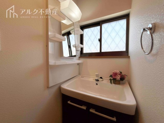 自然換気の行える窓付きのバスルーム！