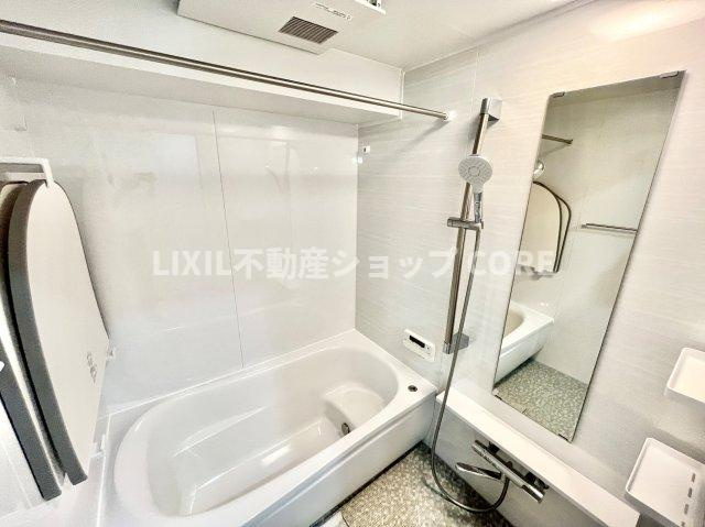 ゆったり入れる一坪バス。足を伸ばして入れるサイズは一日の疲れを癒すのに嬉しい広さですね。　