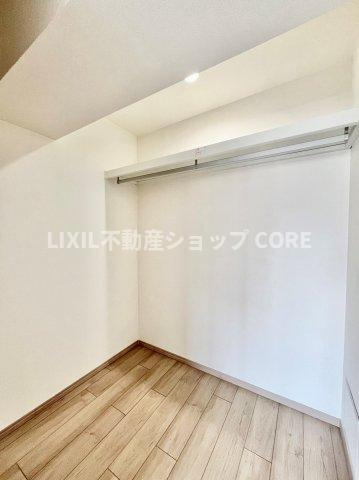 奥行きもあるので、収納ボックスをそのままクローゼットの中へ。部屋にものが出ずスッキリ。　