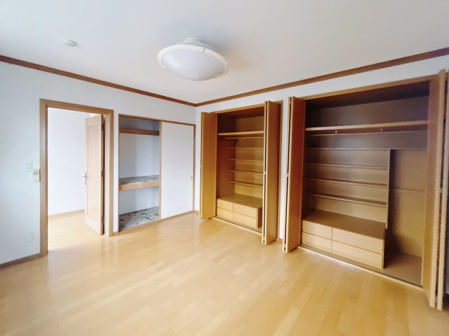 ■2階洋室｜2階居室には収納をご用意しています♪常にお部屋を綺麗に保てます！小さなお子様も自然とお片付けができるようになるのでうれしいですよね！