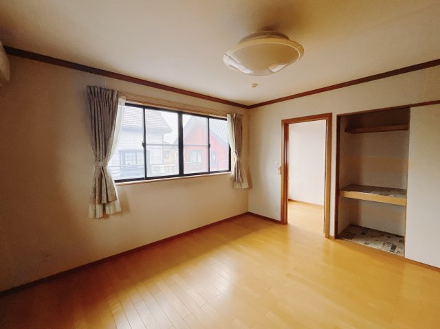 ■2階洋室｜2階洋室には大きな窓をご用意しています。日中はあたたかな日差し差し込み自分時間も充実できますね＾＾
