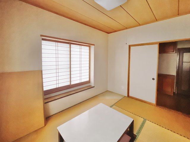 ■1階和室｜意外と場所をとるアイロンがけや、お洗濯物を畳むときにも広々と使うことができ、ちょっと一休みしたいとき、すぐに横になれるのも魅力です♪