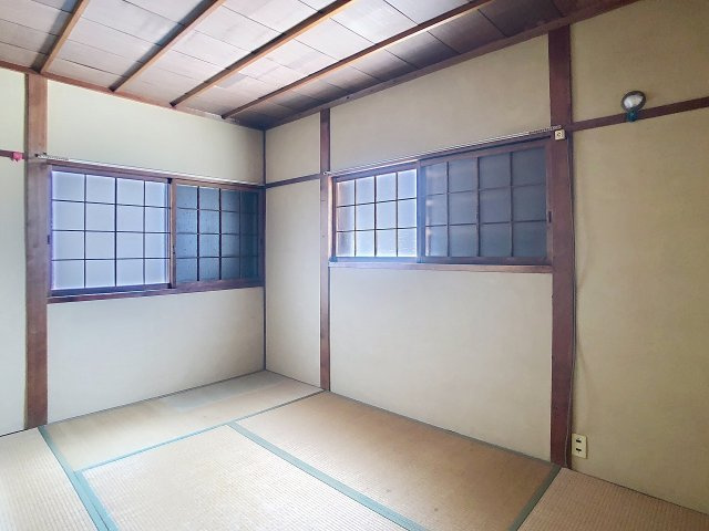 2階6帖の和室です。　バルコニーへ出られます。