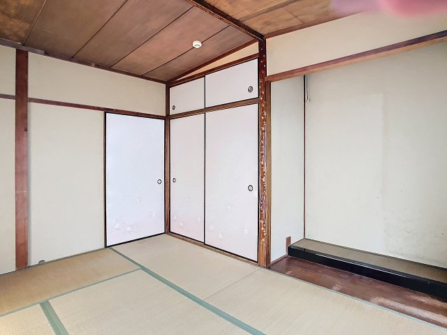 1階6帖の和室です。　床の間と収納があります。