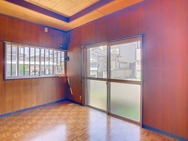 1階約4帖の洋室です♪　2面に窓があり通風良好♪
