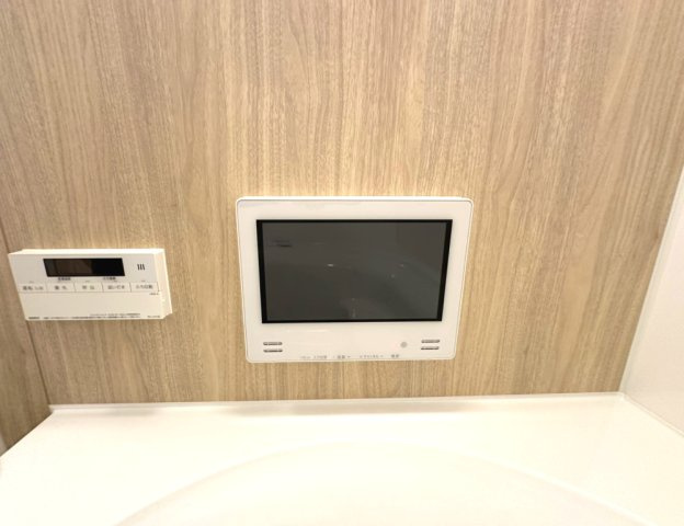 お風呂にはTVモニターが付いています。見ながらゆっくり湯船につかれます。