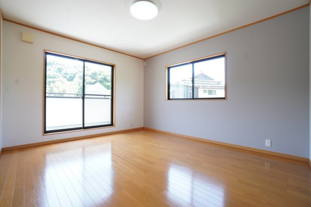 2階7.8帖洋室。クロスの張替を行いました。主寝室として使いやすい、バルコニーがあるお部屋です。