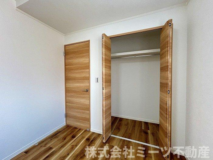 北側5.7帖洋室のクローゼット