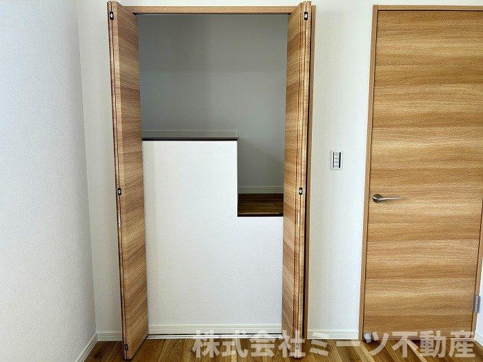 南側5.7帖洋室の収納