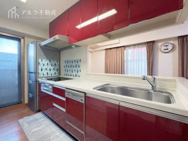 家事の合間も家族とのコミュニケーションが弾むカウンターキッチンが嬉しいですね。（AIによる荷物消去編集を行っています。）