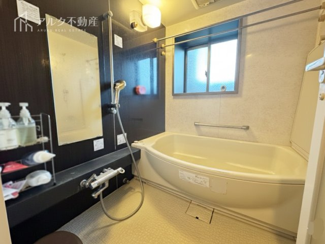 浴室乾燥機完備のバスルーム。自然換気の行える浴室窓も完備。