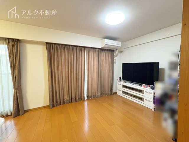 LDK約17.1帖です。南西向きバルコニーに面した陽当たりの良いリビングです！（AIによる荷物消去編集を行っています。）
