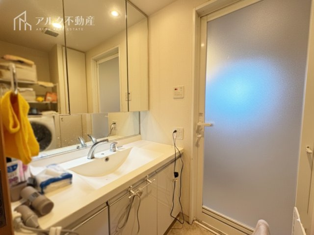 ワイドタイプの独立洗面化粧台。毎朝の身だしなみもきっちり整えることが出来ますね。（AIによる荷物消去編集を行っています。）
