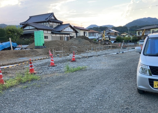 土地の面積＝住宅面積ではありません。建ぺい率の問題などで、土地のある場所によって住宅を建てられる面積は限られています。高さもしかり、「土地」という言葉の中には、建築条件も含まれると考えておきましょう。