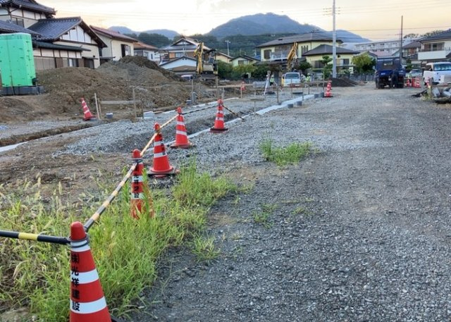 家を建てる場合、方位は要チェックです。現実的に日当たりのよい家ならばリビングは南側、建築基準法でも北側に当たる家への配慮は求められています。土地を見学に行く際は、方位磁針を持って行くようにしましょう。