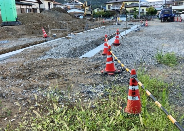 土地を買う際、住む地域の自治体や福祉の補助制度にも注目してみましょう。子供や老人の医療補助やゴミ出しのルールなど、自治体によってルールに大きな違いがあるため、暮らしやすい土地で判断するとよいでしょう。