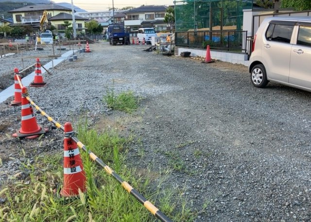 土地の前の道路に消火栓が設置されていることがあります。この場合、道路交通法第45条第1項により、駐車禁止の場所が指定されています。そのため、車庫などの駐車スペースをつくることができない場合があります。