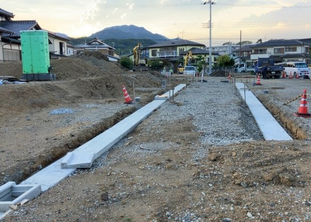 土地購入を検討されている場合、境界杭がない状態で購入してしまうと境界確定測量をする必要があり、費用がかかります。購入の前に、売主、隣土地所有者立ち合いのもと境界を確定し境界杭を設置するのがベストです。