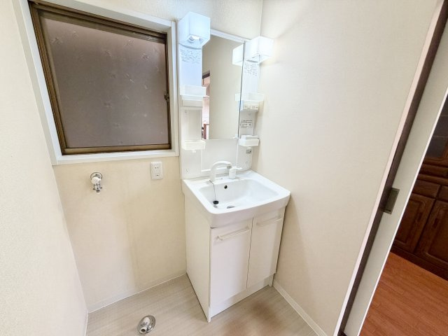 シンプルで使いやすい独立洗面台を備えた洗面スペース。ミラー両サイドには小物置きがあり、歯ブラシや整髪料などをすっきり整理できます。窓付きのため換気もしやすく、湿気がこもりにくいのも嬉しいポイント。